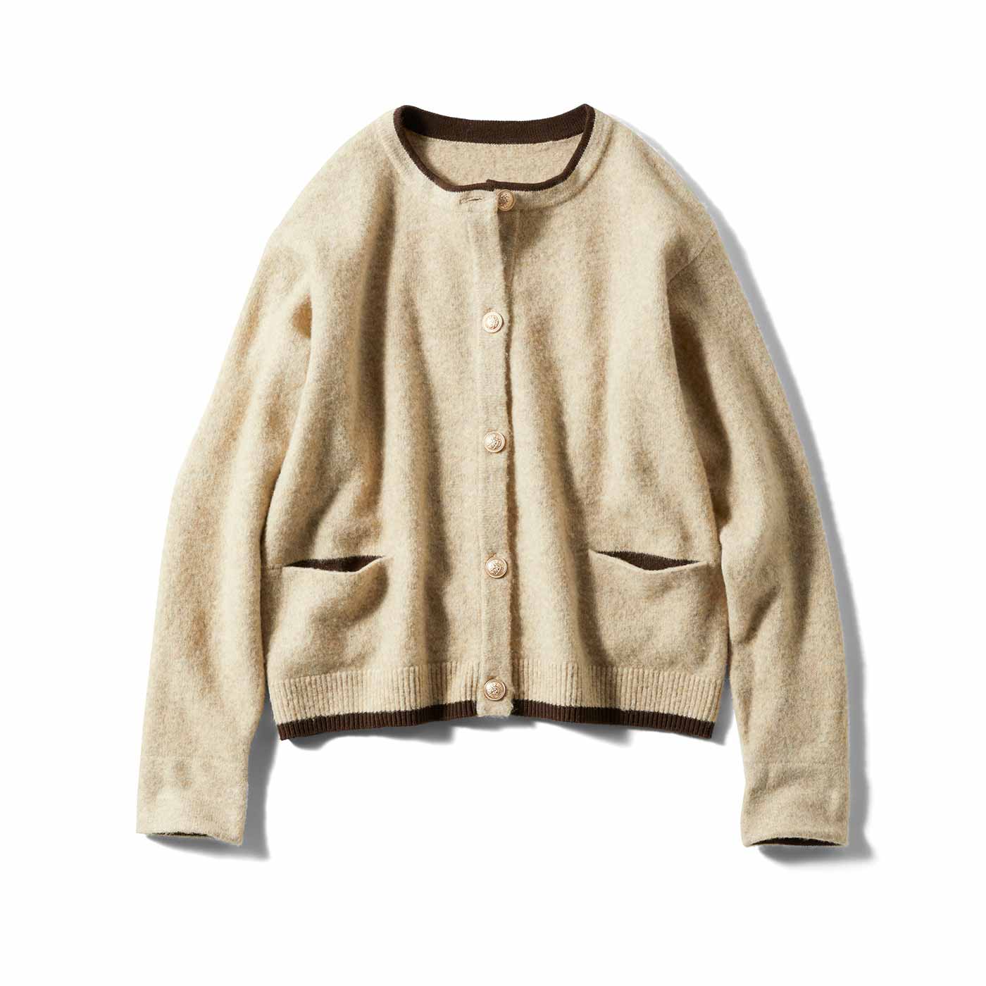 Live in comfort［リブインコンフォート］|金ボタンが品よく映えるニットカーディガン〈ベージュ〉