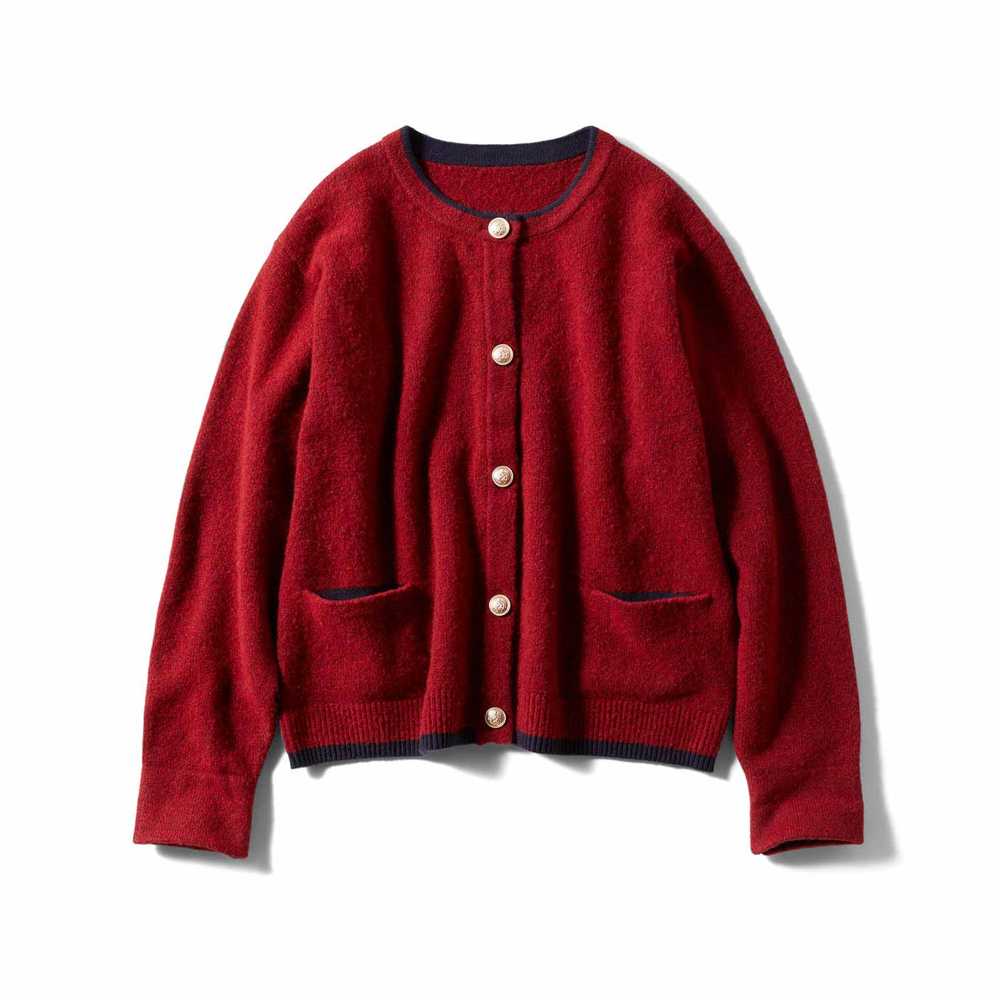 Live in comfort［リブインコンフォート］|金ボタンが品よく映えるニットカーディガン〈レッド〉